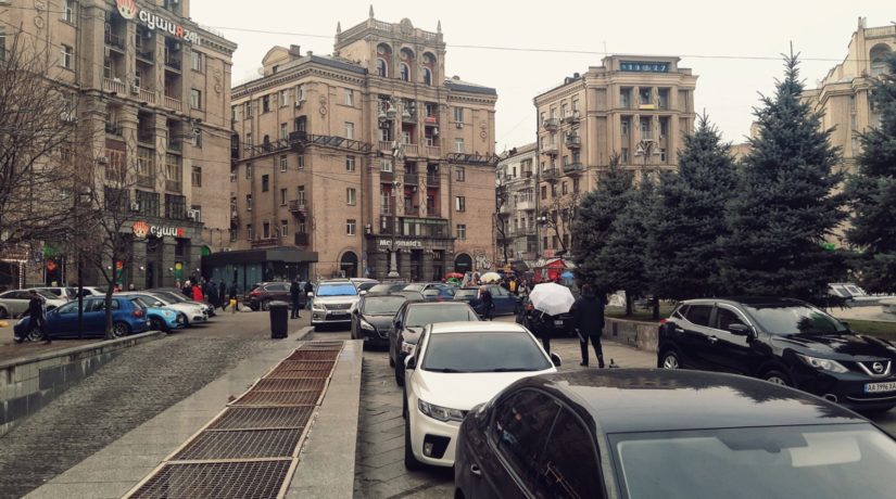 Фото дня. Майдан Незалежности превратился в стихийную парковку