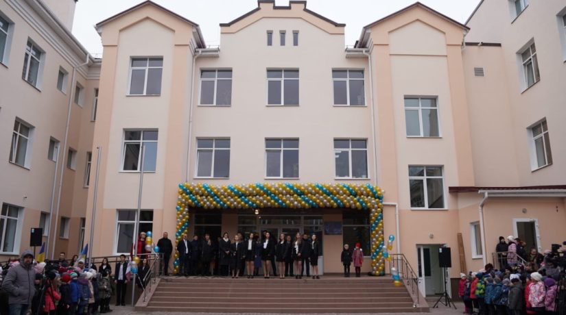 В Вишневом открыли новый корпус школы, который строили 12 лет