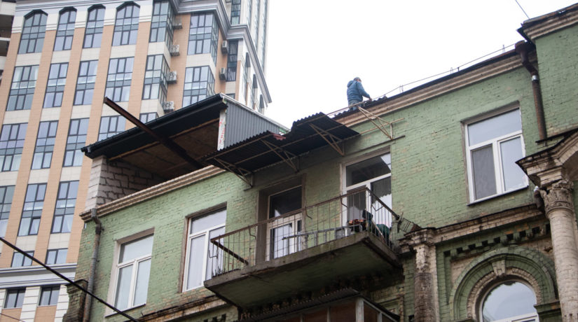 Зрада дня. На крыше старинного дома в центре Киева появилась очередная надстройка