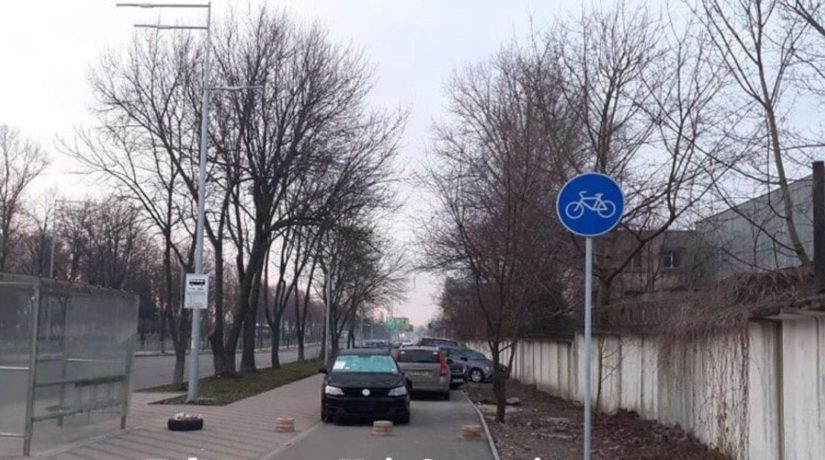Велодорожку и тротуар на улице Туполева используют под парковку