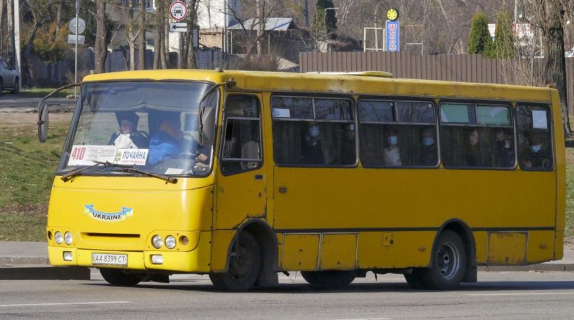 “Без манікюру й нарощених вій”: нові умови проїзду в київській маршрутці (ФОТО)