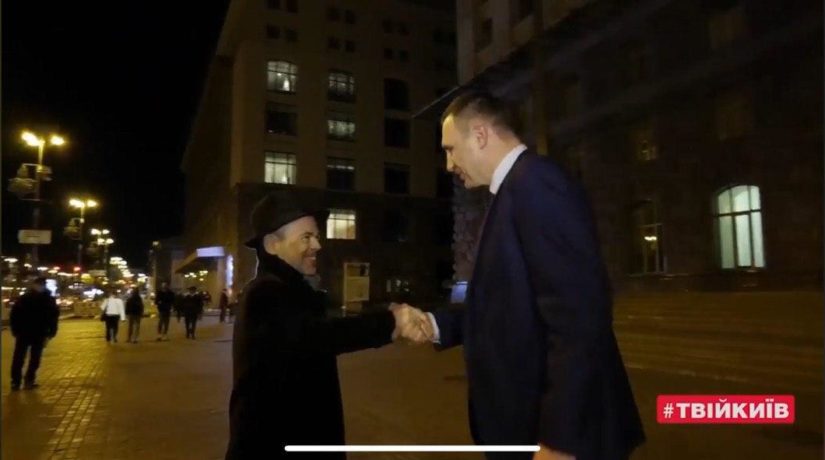 Кличко пожал руку итальянцу, объявляя об акции поддержки Италии