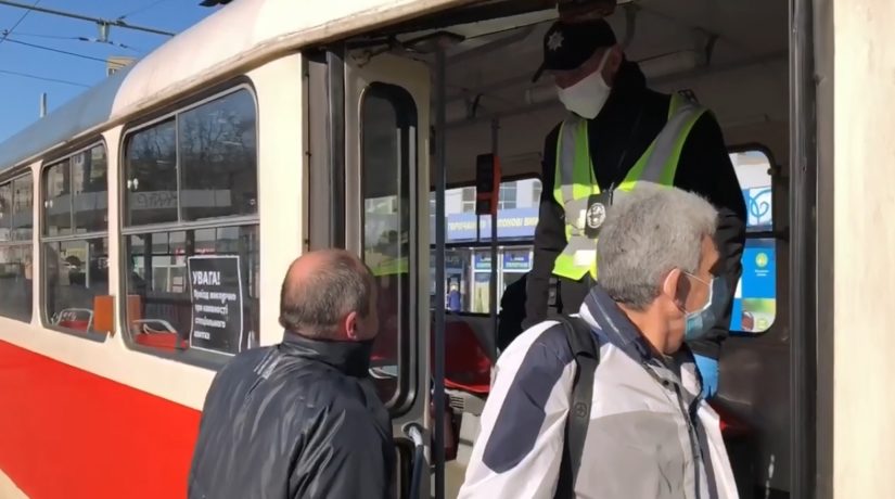 Охранник супермаркета убедил полицию пустить его в трамвай