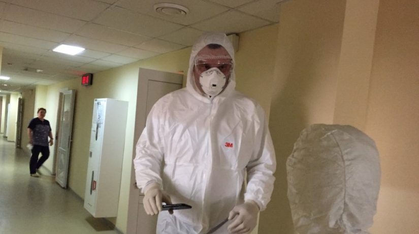 У Київ прибули захисні костюми з Сеулу – які лікарні отримають