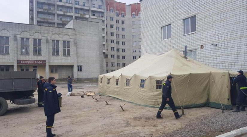 На территориях больниц появились палатки для сортировки больных COVID-19