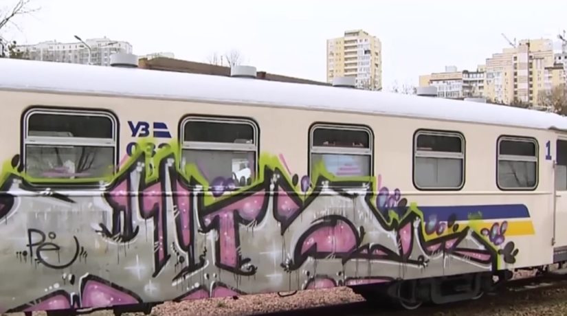 Разрушительное творчество: вандалы разрисовали вагон детской железной дороги