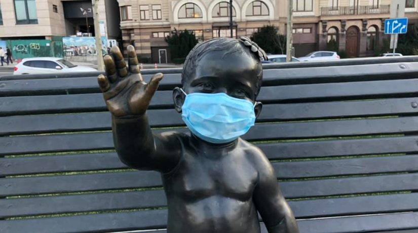 Скульптуры малышей на Почтовой площади защитили от коронавируса