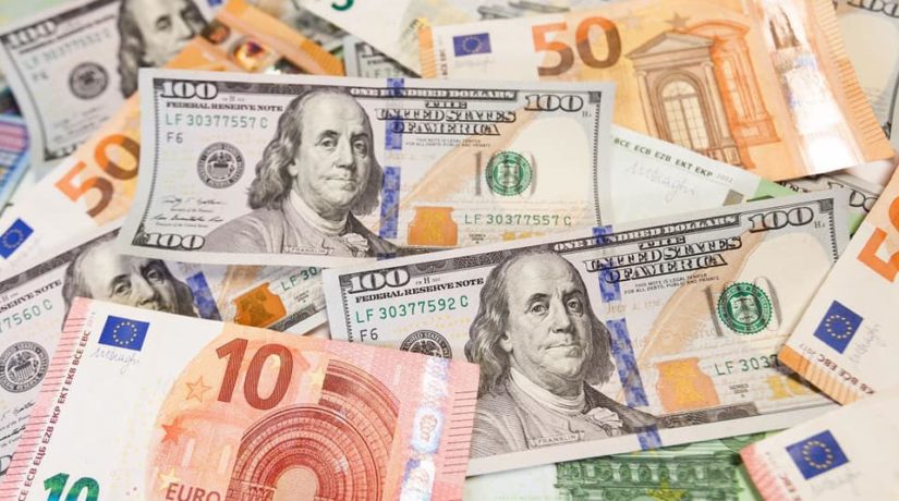 Monobank та ПриватБанк підняли картковий курс валют до готівкового рівня
