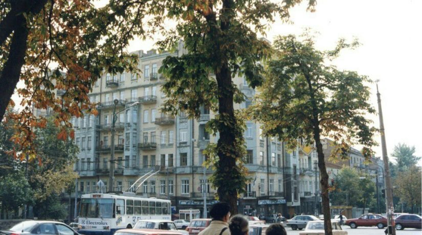 Киевская весна в 90-х. Узнаете столицу по фото?