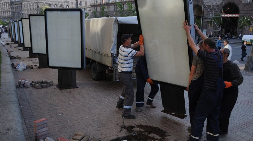В Киеве демонтировали 50 тысяч рекламных конструкций