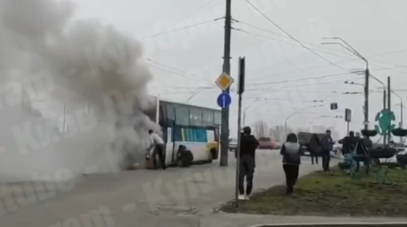 Возле метро “Святошино” загорелся рейсовый автобус