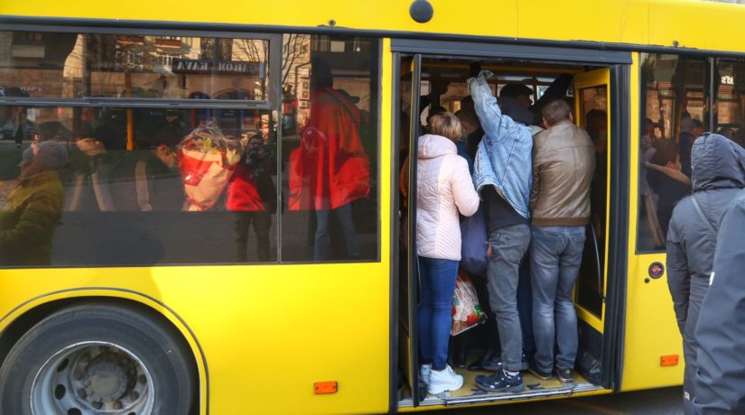 Аваков: Киев останавливает пассажирские перевозки