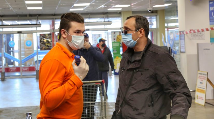 Магазины, аптеки и банки обязаны выдавать посетителям маски?
