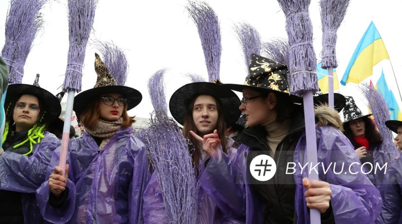 Женщины с фиолетовыми метлами оккупировали центр Киева