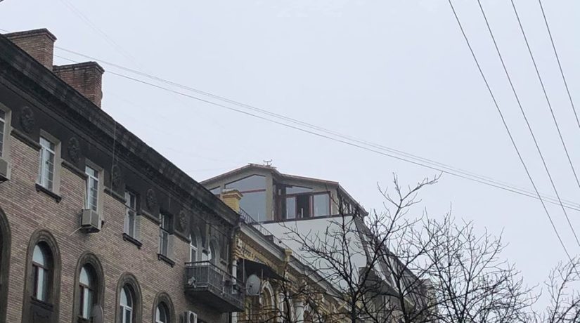 В центре Киева на крыше дома достроили двухэтажную мансарду