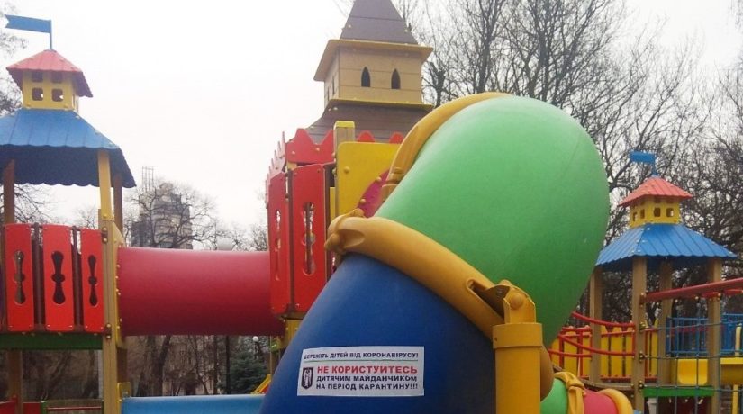 На детских площадках появились запретные таблички – нарушителям штраф