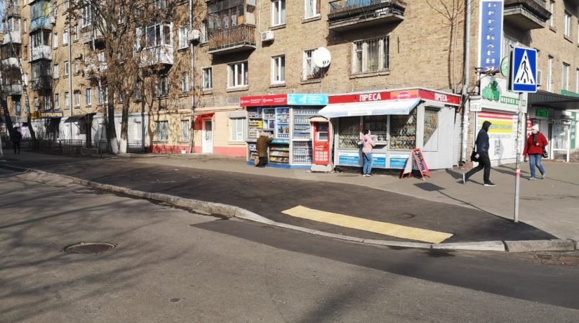 В Киеве начали ремонтировать тротуары