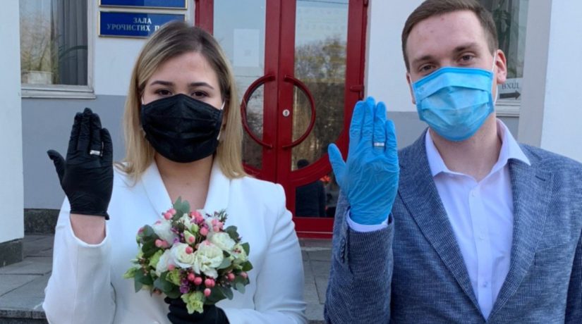 Пара поженилась в масках и перчатках – по правилам карантина