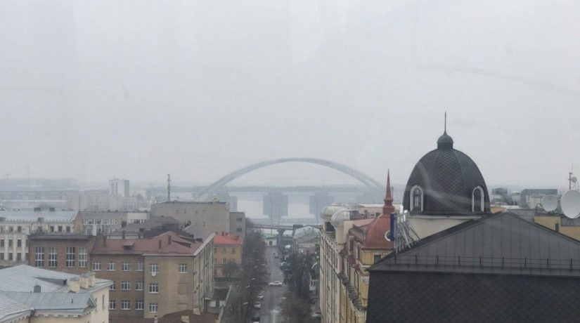 Фото дня. Киевский полумесяц – новый мост Кличко сняли со стороны Подола