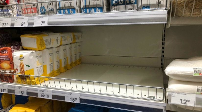 Киевляне скупают магазины: масло, соль, мука, гречка, туалетная бумага, водка