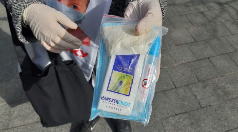 В Киеве сеют панику: девушки в масках пугают коронавирусом и продают антисептики