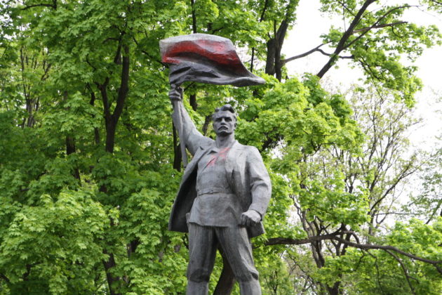 Кияни пропонують декомунізувати антиукраїнський пам’ятник у Маріїнському парку
