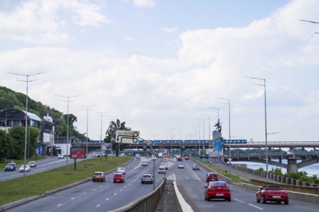 У Києві відновлюється рух автотранспорту ще двома мостами