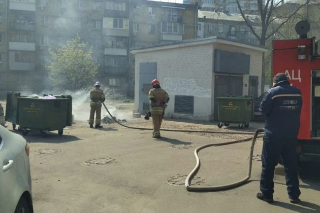 Вандали палять у столиці контейнери для сміття. Комунальники просять зупинитись