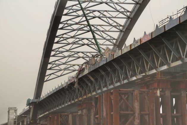 Частина мосту у воді – як завалився Подільський (ФОТО)