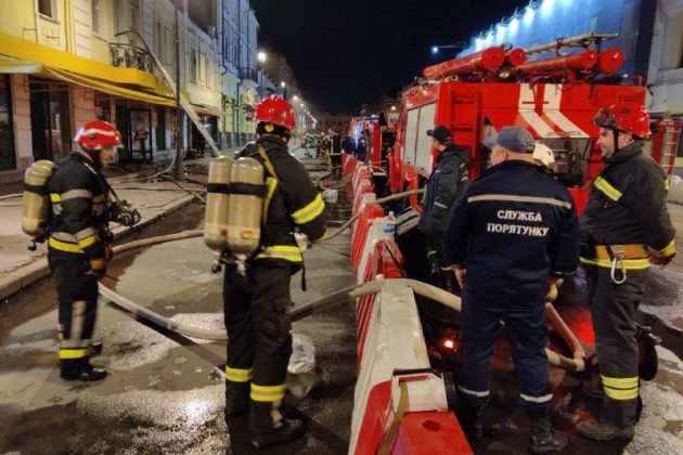 Пожежа у ресторані на Подолі перекинулася на перекриття будівлі – гасили цілу ніч