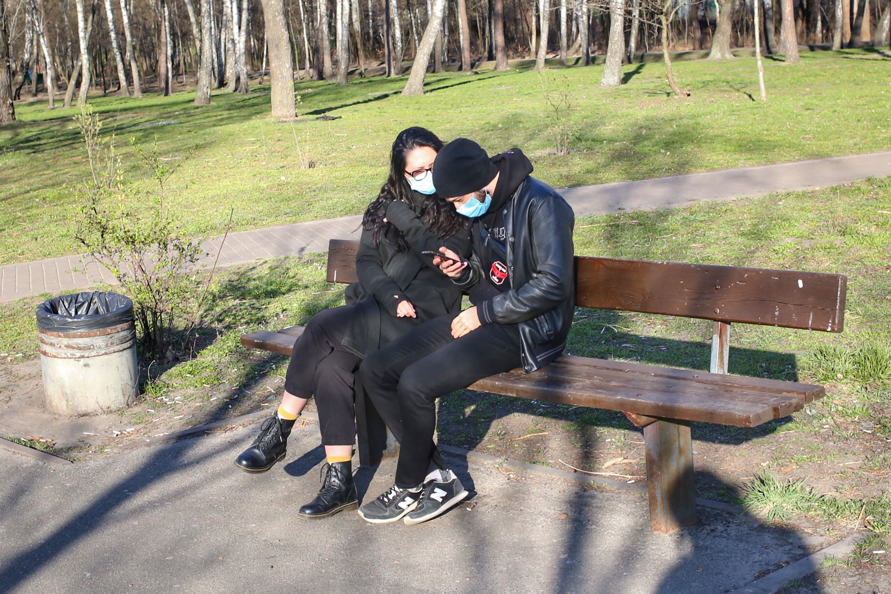 Люди в масках в парке