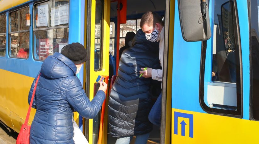 “Як в метро”. Кияни просять дозволити стоячих пасажирів у транспорті