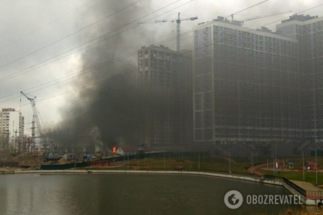 Біля метро “Харківська” спалахнула електропідстанція