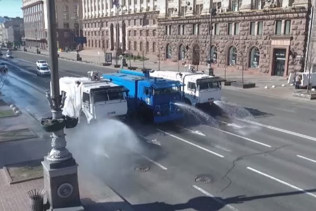 Нацгвардия дезинфицирует улицы Киева из водометов