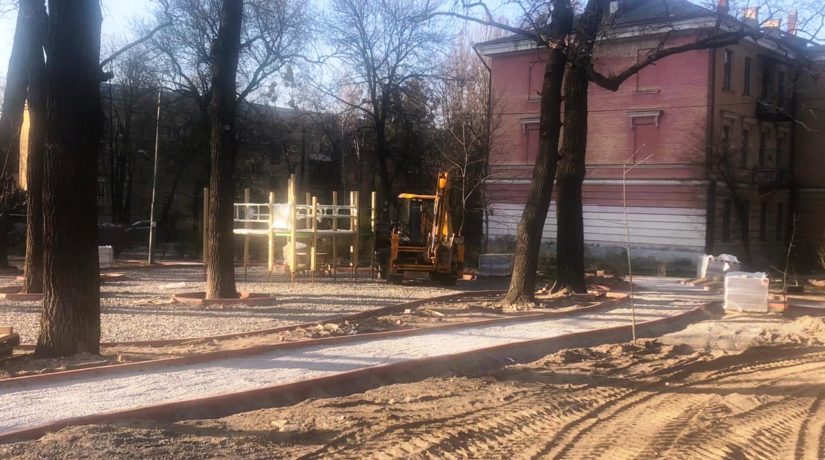 На улице Антонова завершается капремонт сквера с 300-летним дубом