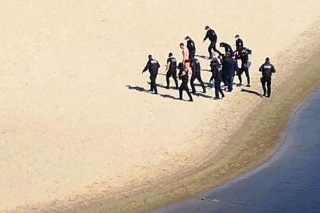 EPIC. 10 полицейских следили за купанием голого “качка” в Гидропарке