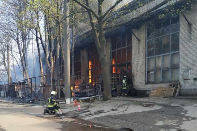 На улице Бориспольской загорелись склады – движение перекрыто