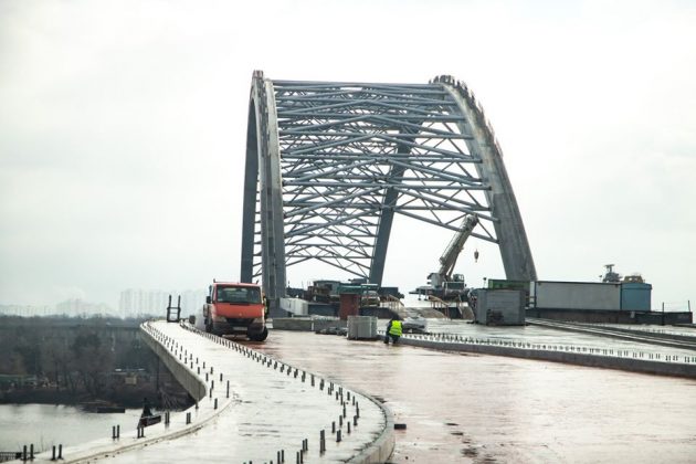 Через сильний вітер впала частина риштувань Подільського мосту