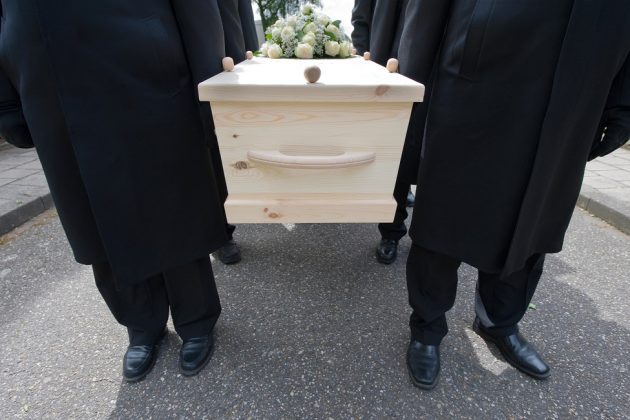 Присутствующих при погребении умершего от COVID-19 будут брать под контроль