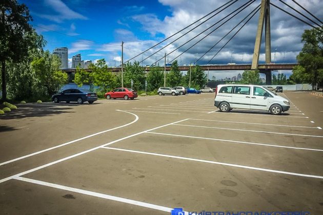 На Трухановому острові з’явився безкоштовний майданчик для паркування автівок