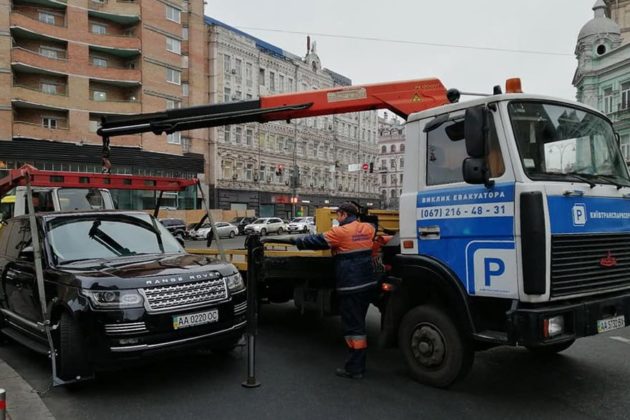 Цифра дня. Скільки авто евакуювали з вулиць Києва у квітні