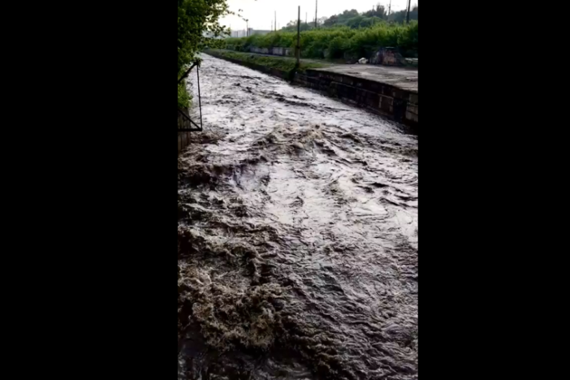 Відео дня. Річка Либідь через зливу збільшилась утричі