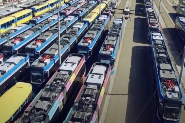 Відео дня. Дрони миють трамваї Києва