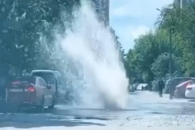 Київ випробовують: на Леваневського посеред дороги утворився гейзер