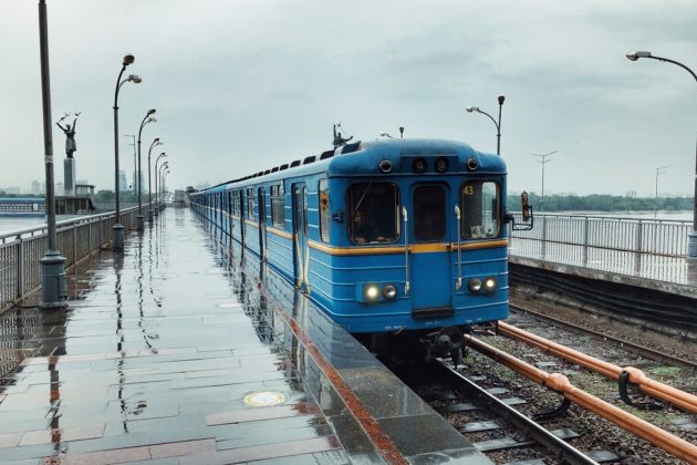 Червону гілку метро на Лівому березі зупинять під час можливого нападу Росії