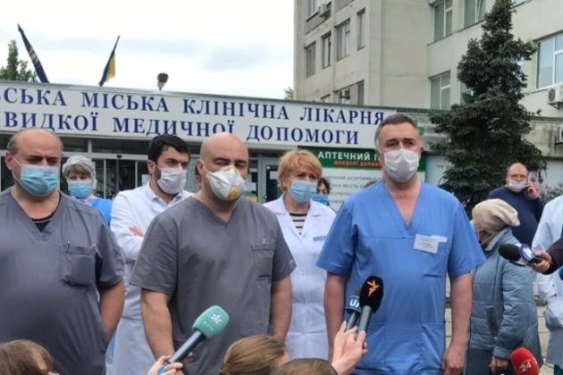 У Києві лікарям швидких знизили з/п на 40-50%. Вони протестують