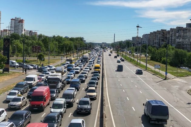 Транспортний колапс: у Київ обмежать в’їзд вантажівок