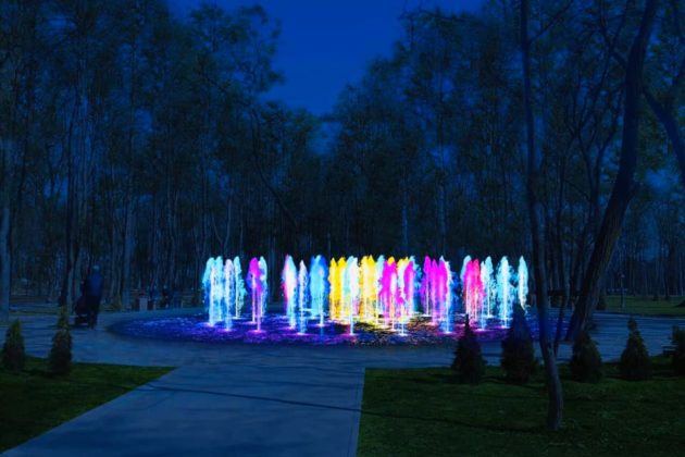 У Сирецькому парку протестували світло-музичний фонтан – оцініть красу