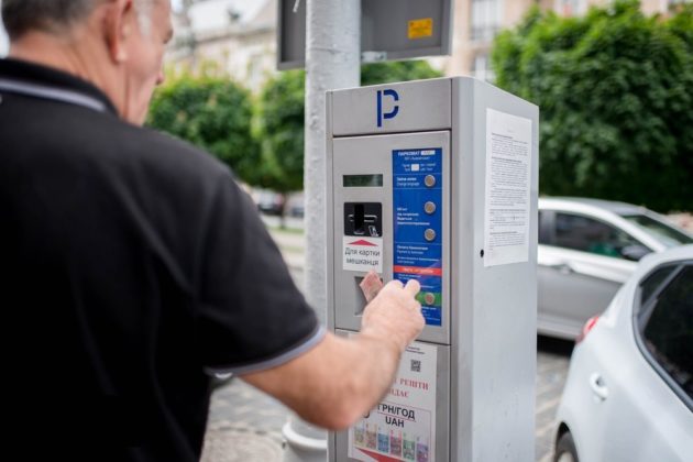 Київ може відмовитися від паркувальників-нелегалів. Пояснюємо, чому вони досі працюють