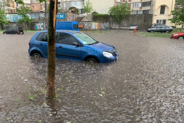 Злива в Києві: грязьові водоспади, затоплені авто та будинки (ВІДЕО)